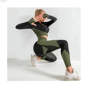 NWOT Honey Comb Active set Cropped Jacket & Leggings